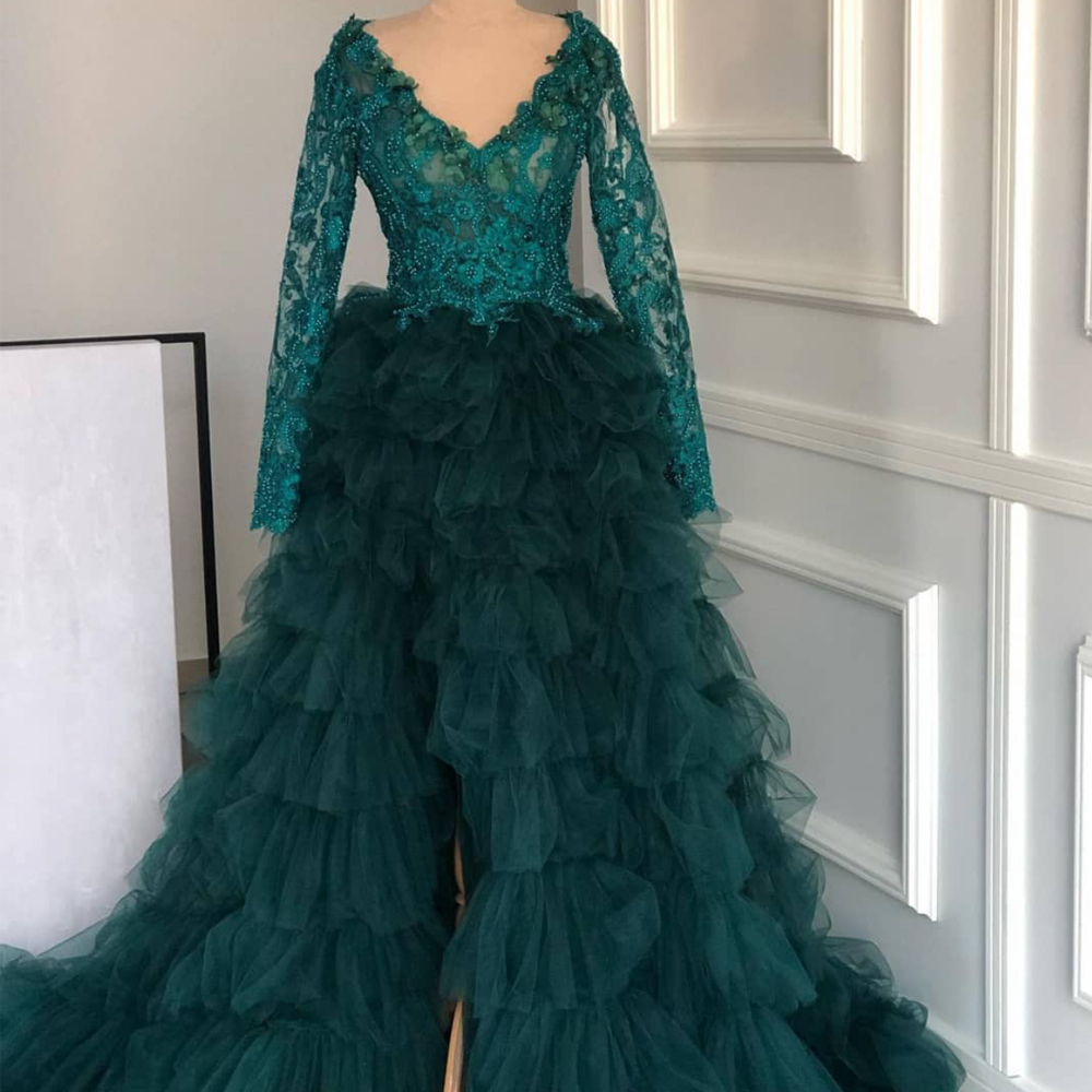 Hunter Green Lace Applique Prom Dresses 2023 Vintage V Neck Tiered Tulle Modest Elegant Beaded Prom Gown 2024 Ball Gown