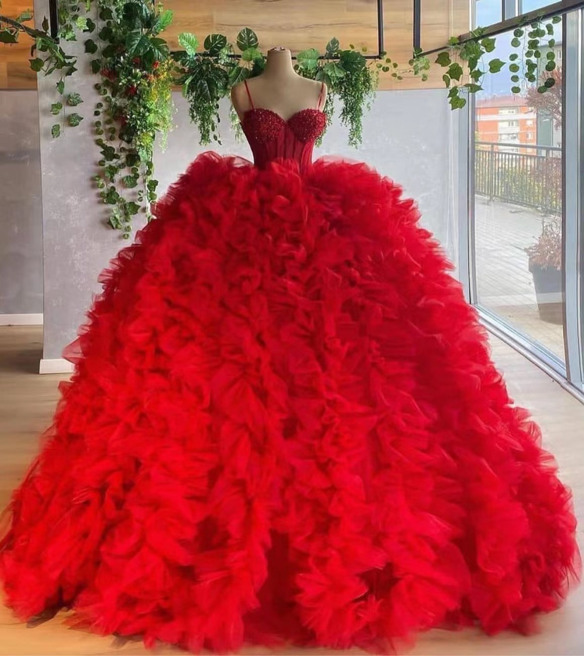 Red Quinceanera Dresses Spaghetti Straps Beaded Prom Dresses Ball Gown Tiered Elegant Princess Prom Gown Robes De Cocktail Sweet 16 Dresses