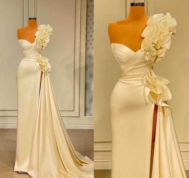 One Shoulder Simple Wedding Dresses For Bride Pleated Off White Elegant Modest Bridal Dresses Vestidos De Novia Robe De Mariee Romantic Wedding